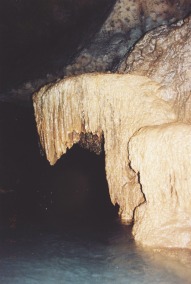 stalaktit-dengan-ketinggian-1-meter-dari-dasar-goa-dan-bera.jpg